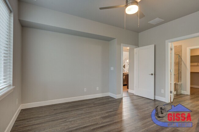 Building Photo - Beautiful, modern townhouse with primary b...