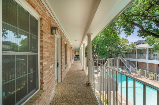 Building Photo - 1240 Barton Hills Dr