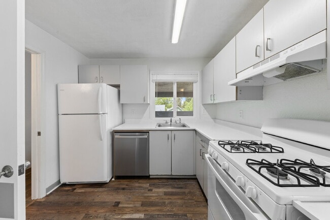 Building Photo - 2 Bedroom 2 Bathroom on College Street!