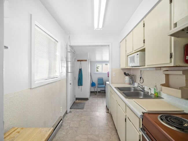 Building Photo - Cozy 1-Bedroom Rental – All Utilities Incl...