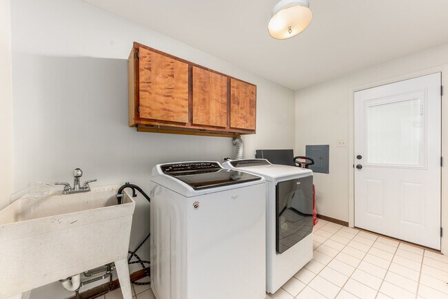 Building Photo - 8526 W 107th St