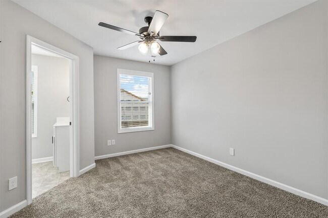 Building Photo - 1115-D2 Hillwood Dr