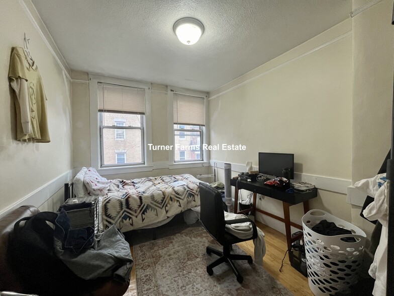 Building Photo - 168 Endicott St