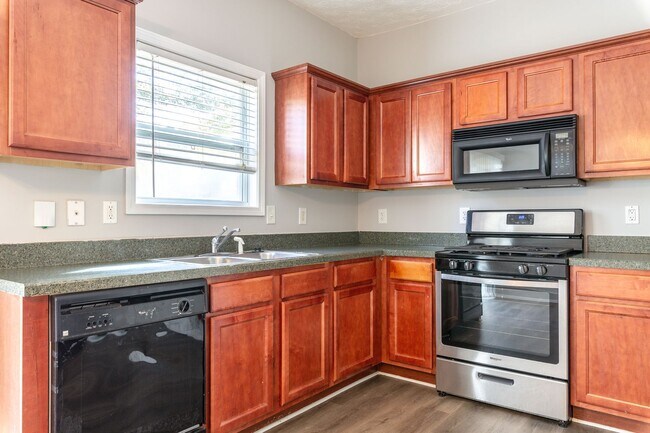 Building Photo - 4 Bedroom/2.5 Bath Townhouse!