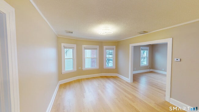 Building Photo - 60 Woodmere Rd