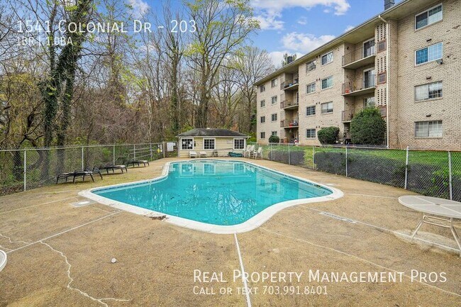 Building Photo - 1541 Colonial Dr