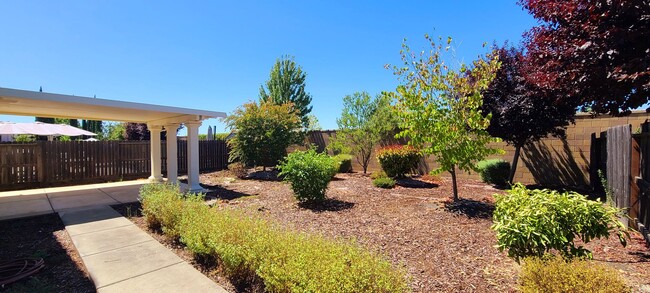 Building Photo - Gorgeous Single-Story Single-Family Home i...