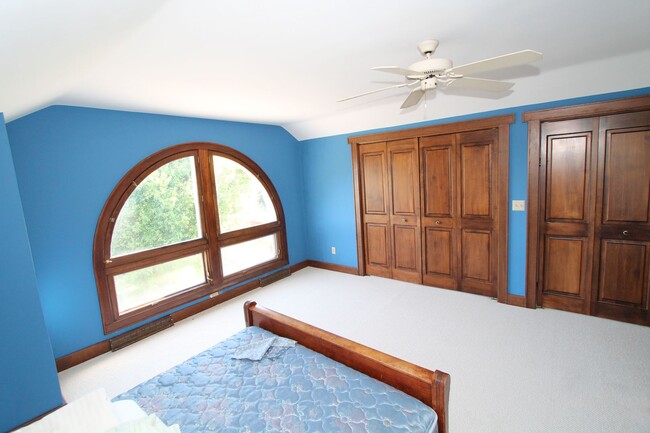 Building Photo - Incredible home on a private & secluded lot.