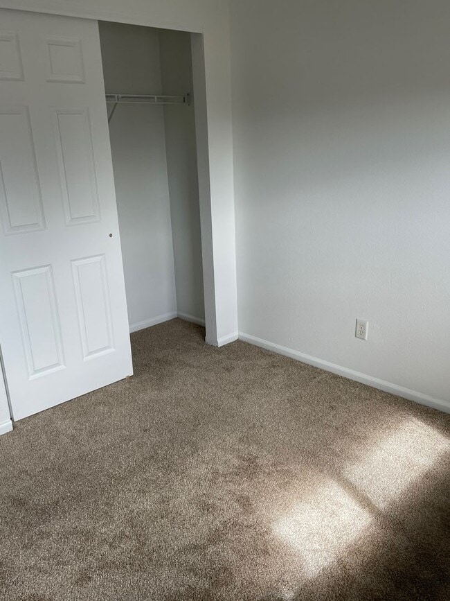 Building Photo - Townhome -2 bed 2.5 bath + bonus area