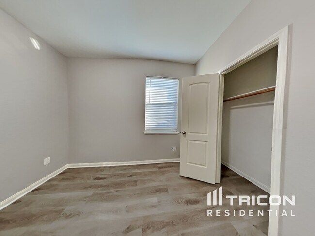 Building Photo - 1502 Tulip Ln