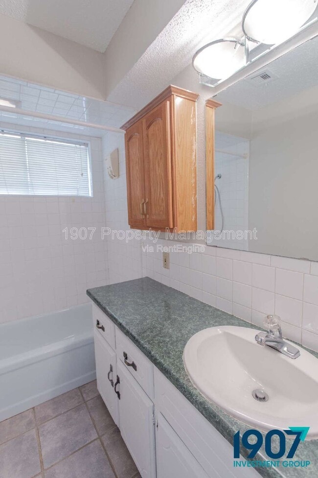 Building Photo - 1008 NW 7th Pl