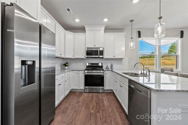 Building Photo - Captivating Family Home | 4 BR/3BA | 2 Car Garage | Backyard