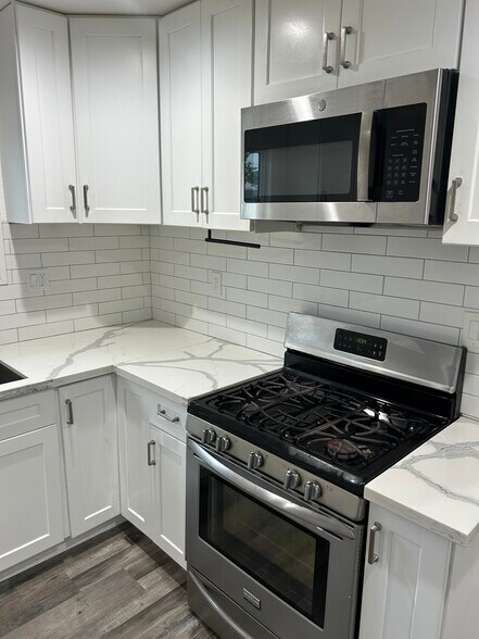 Building Photo - 4600 W 170th St