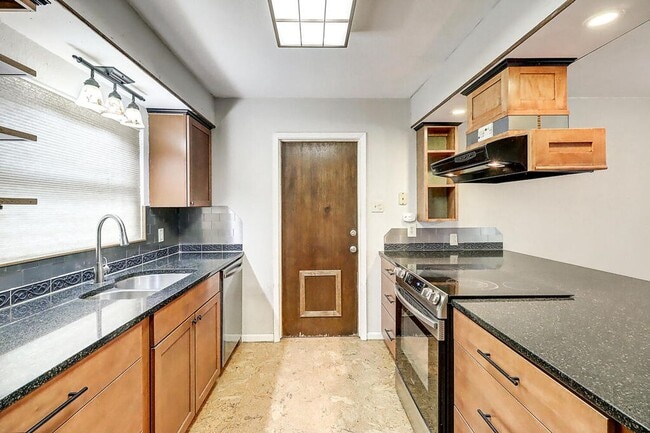 Building Photo - 3121 Seafoam Dr