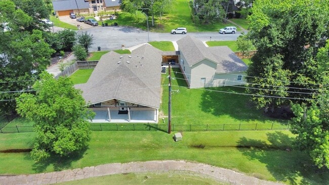Building Photo - 2011 Halyard Dr