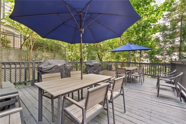 Building Photo - 3481 Lakeside Dr NE