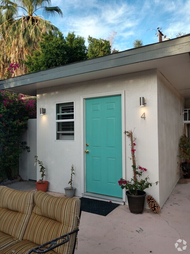 Building Photo - Quaint Studio