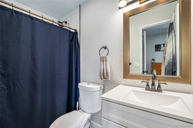 Building Photo - Beautifully Updated 3-Bedroom End-Unit Tow...