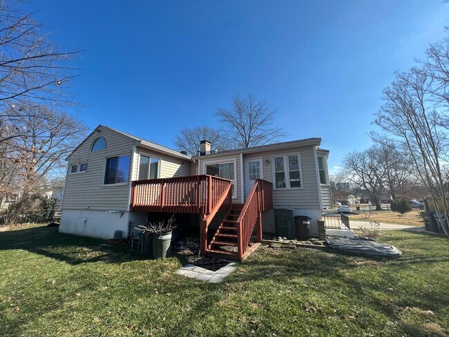 Building Photo - Split level 4-bedroom 3-bathroom home