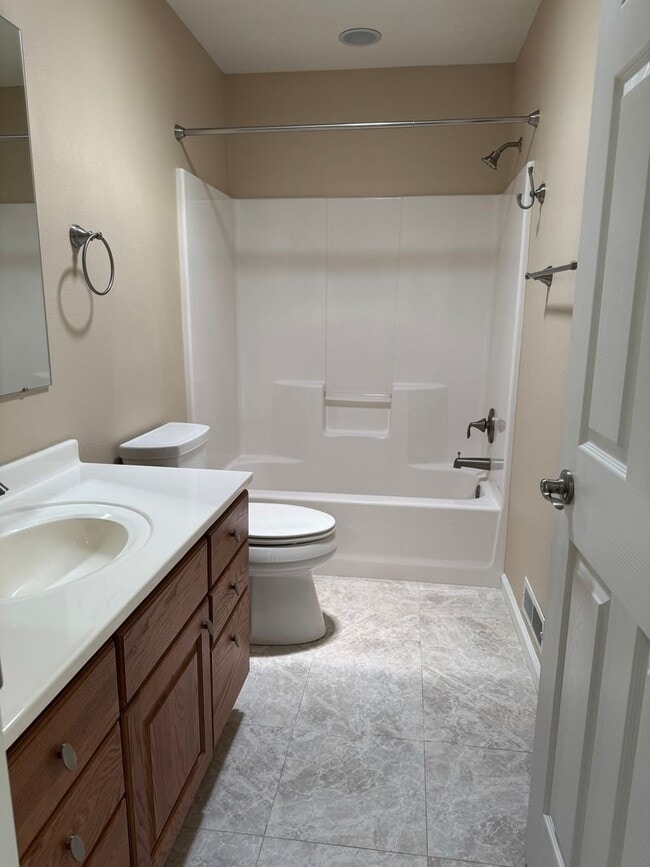 Building Photo - 3 Bedroom Townhome
