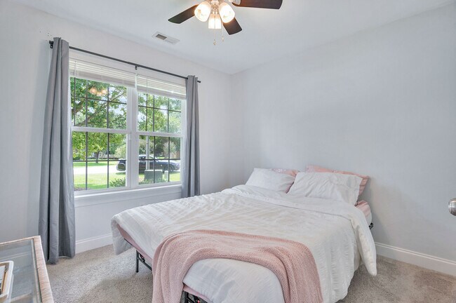 Building Photo - 202 Weeping Hollow Ct