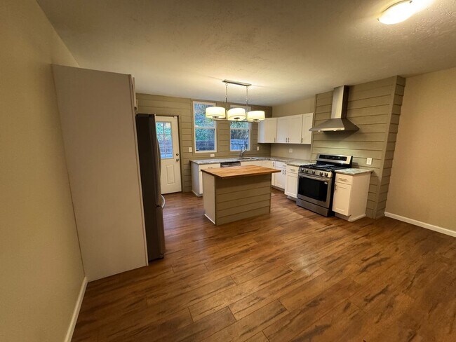 Building Photo - Beautifully Renovated 3BR Row Home in Deutschtown – Spacious, Modern & Incredible Location