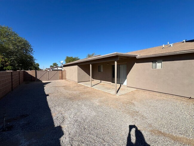 Building Photo - RV PARKING!!