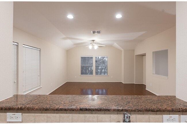 Building Photo - 918 Memorial Heights Dr