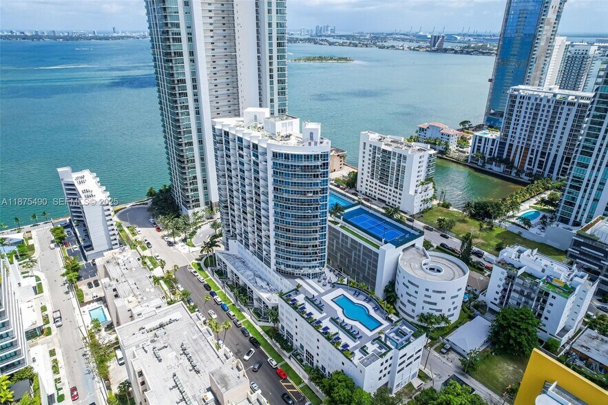 Building Photo - 480 NE 30th St