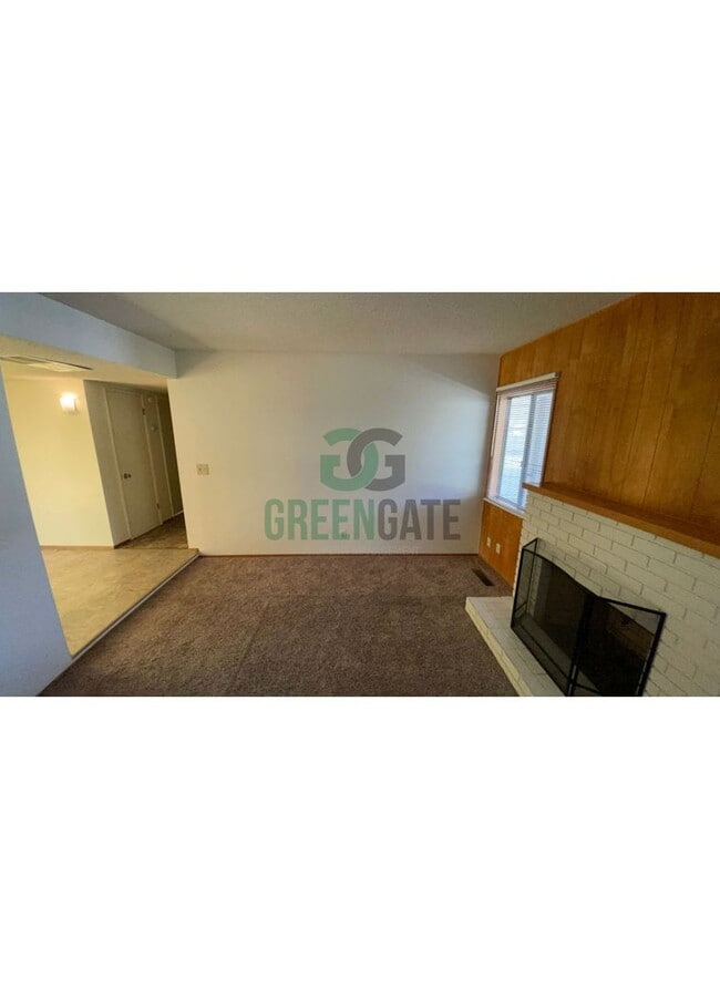 Building Photo - 925 Charleston Ave