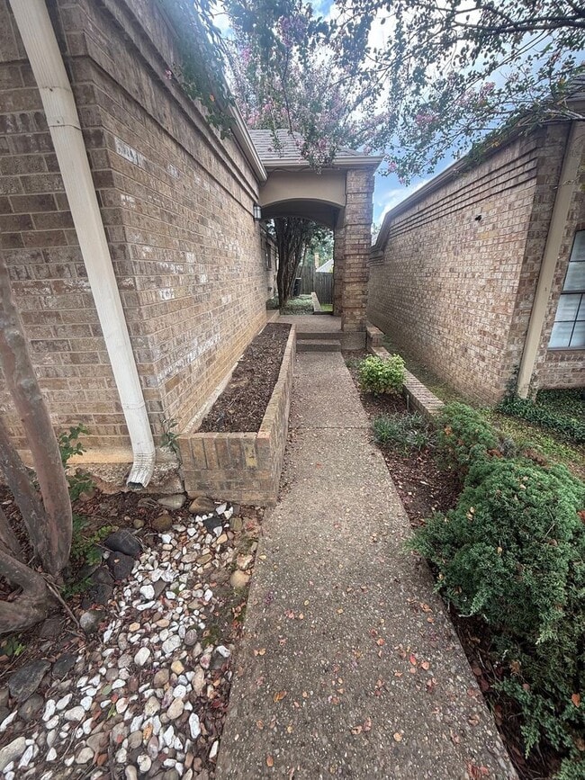 Building Photo - Garden Home