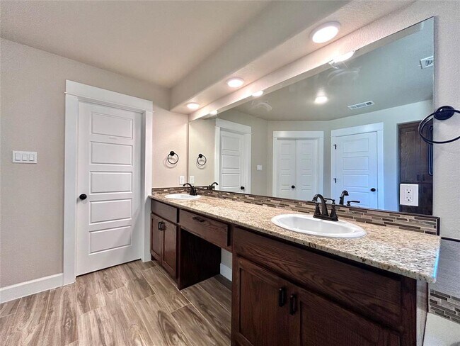 Building Photo - 112 Savage Cir