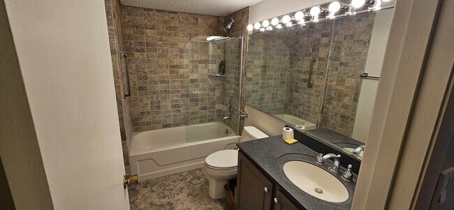 Building Photo - 930 Taylor Dr