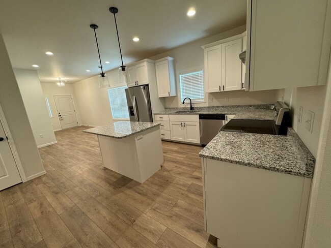 Building Photo - 3-bedroom, 3-bathroom South Fargo Family H...
