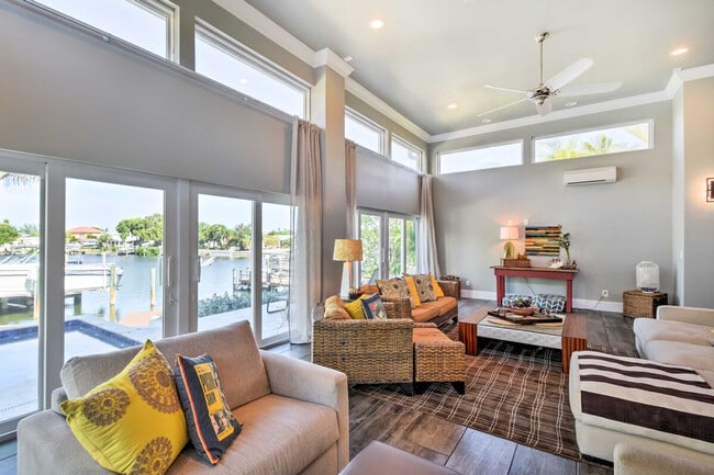 Building Photo - 2122 W Vina Del Mar Blvd