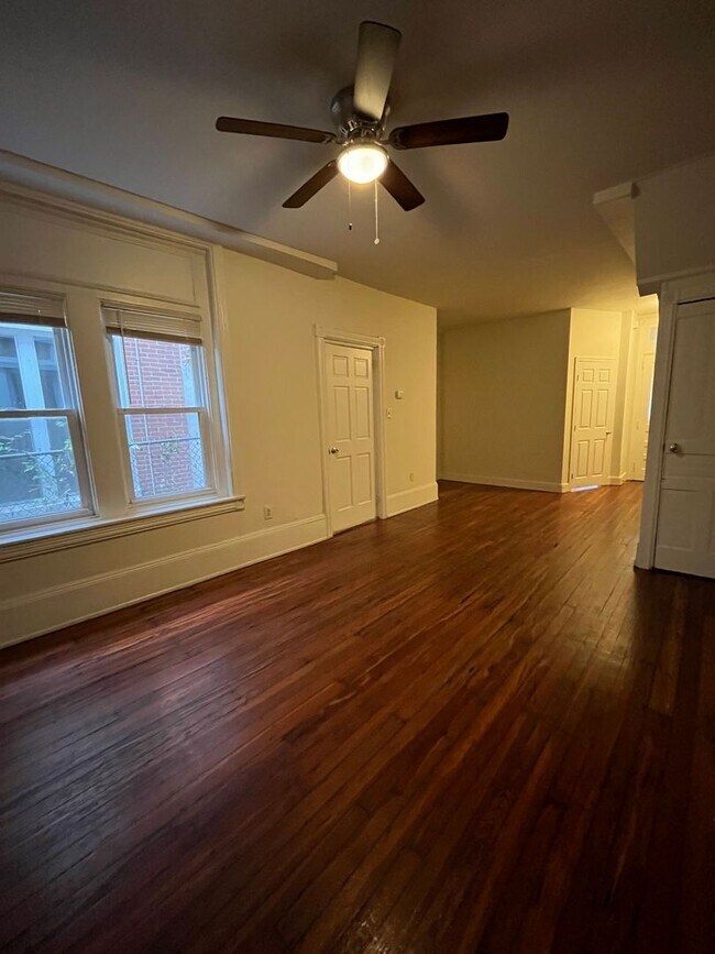 Building Photo - ???Spacious 4 Bedroom 1.5 Bath house locat...