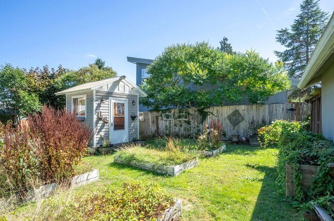 Building Photo - SHORT TERM LEASES! 1-6 months - 3-Bedroom ...