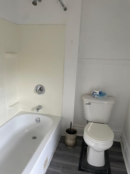 Bathroom - 1481 E Main St