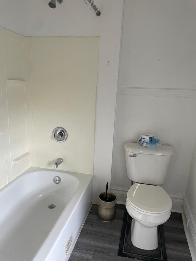 Bathroom - 1481 E Main St