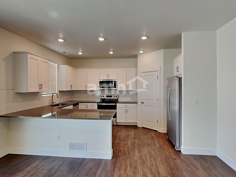 Building Photo - 818 S Oak St