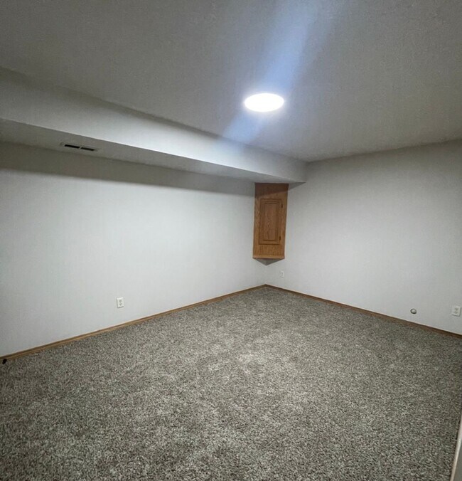Building Photo - Remodeled Derby Duplex!
