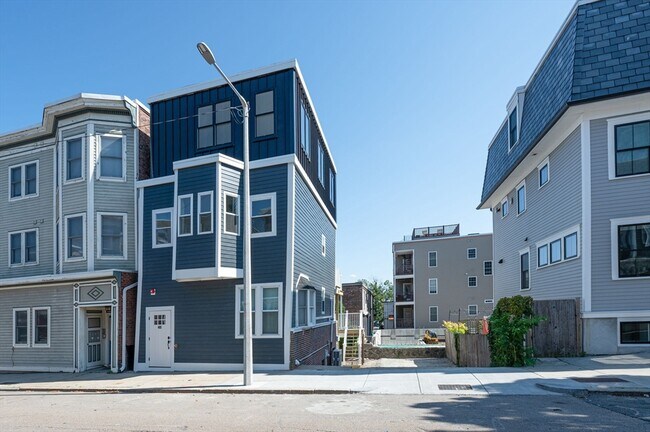 Building Photo - 465 E 8th St
