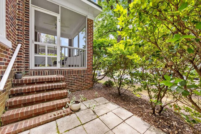 Building Photo - 800 Magnolia Ave