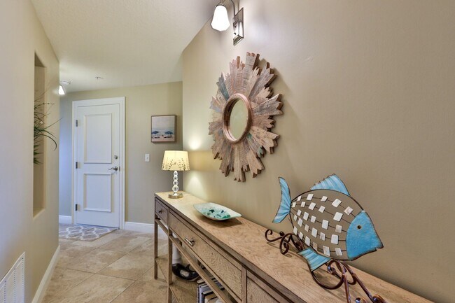 Building Photo - Oceanfront Condo 2 bed/ 2ba Beautifully Decorated and Furnished