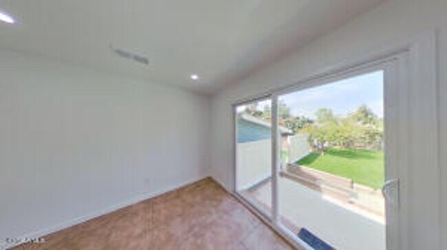 Building Photo - Beautifully updated! Stunning views from every room!