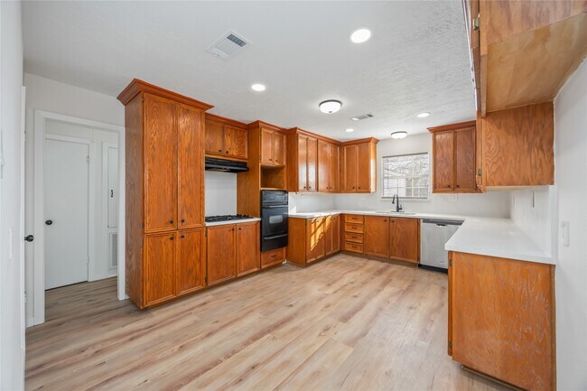 Building Photo - 5942 Ridgeway Dr