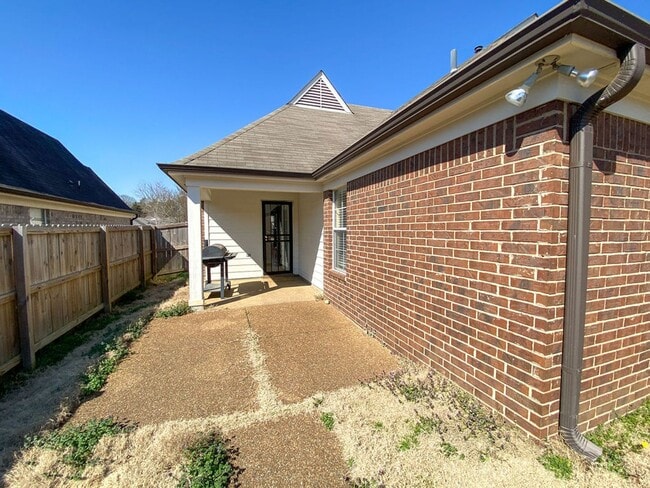 Building Photo - 3 bed, 2 bath with granite counters, ss ap...