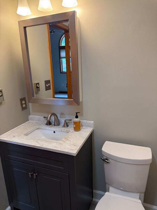 Building Photo - 1531 E Strohm Dr