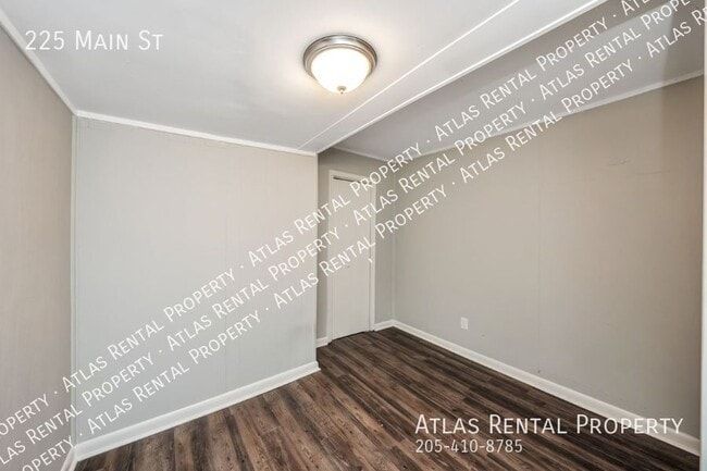 Building Photo - 225 Main St