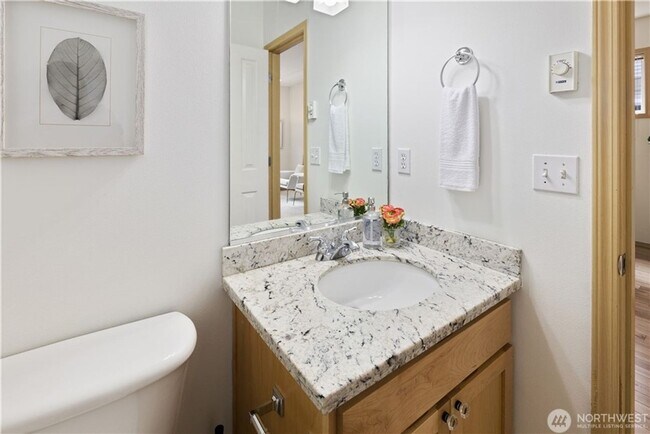 Building Photo - Spacious 3bd/3ba Townhouse